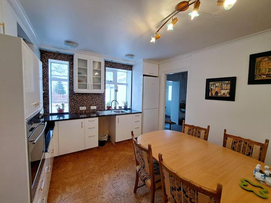Spacious Apartment -Top Location Akureyri Bagian luar foto